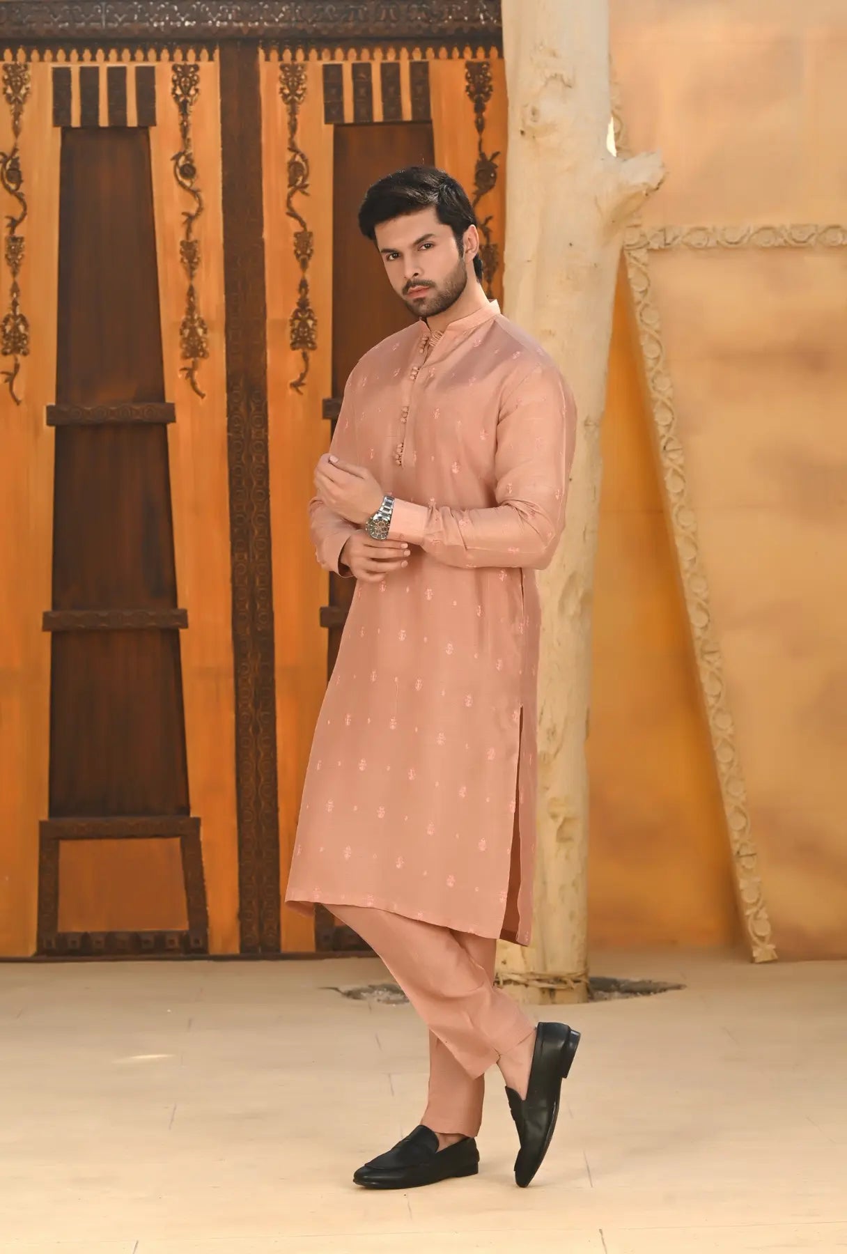 Soft colour. Sharp presence.
